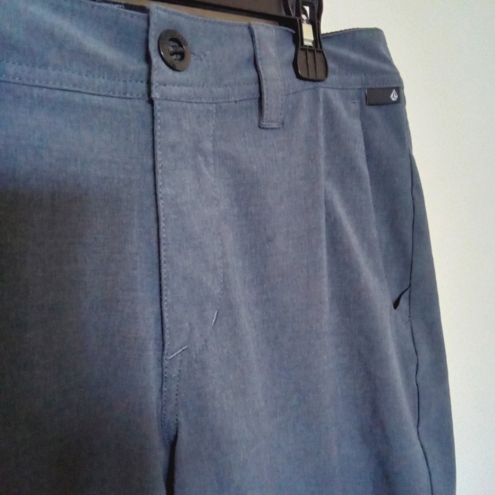 Volcom Shorts with Pockets - Picture 3 of 8